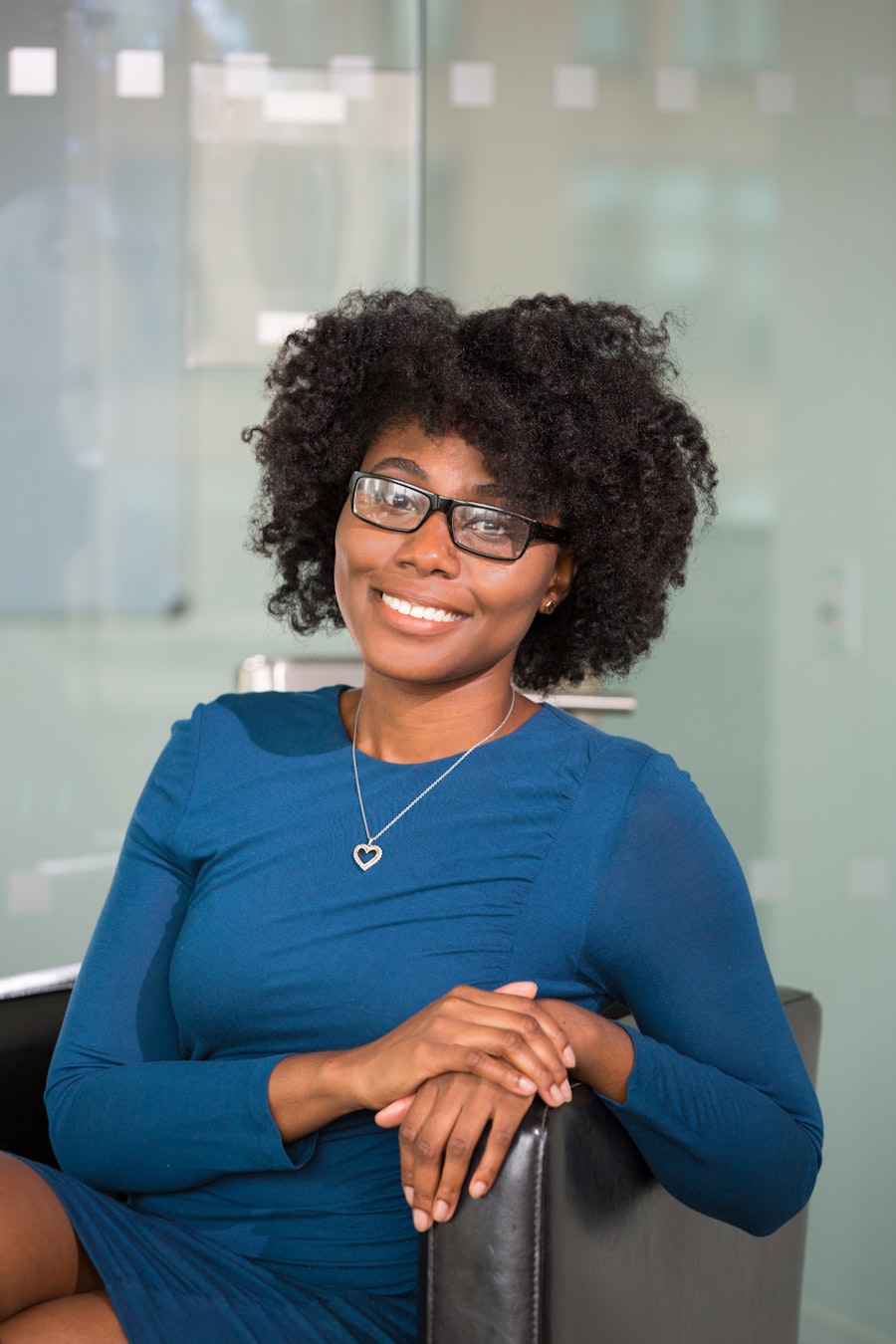 Femme d'affaires africaine souriante