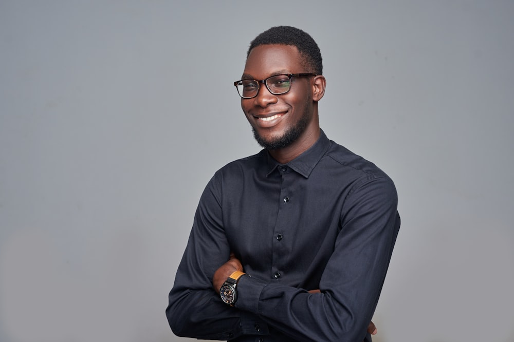 Homme d'affaires africain souriant